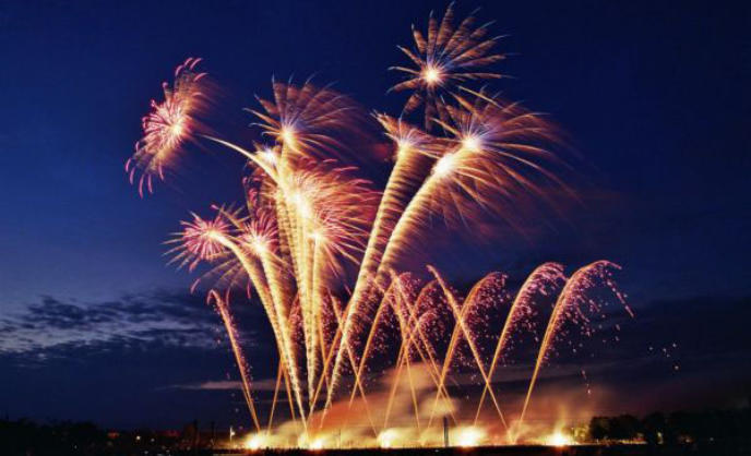 Hhenfeuerwerk Rmische Lichter mit Sonnenblumen Bomben darber