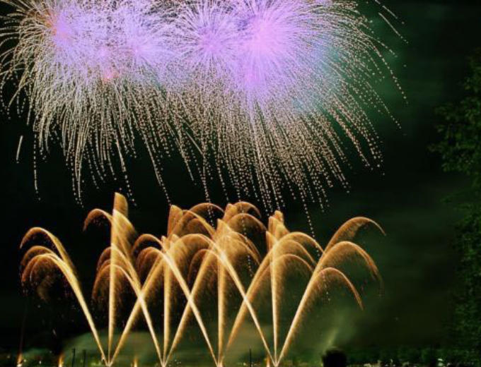 Pyromusical Musikfeuerwerk Bengalische Beleuchtung  Gekeuzte Rmische Lichter und Blinkerbomben